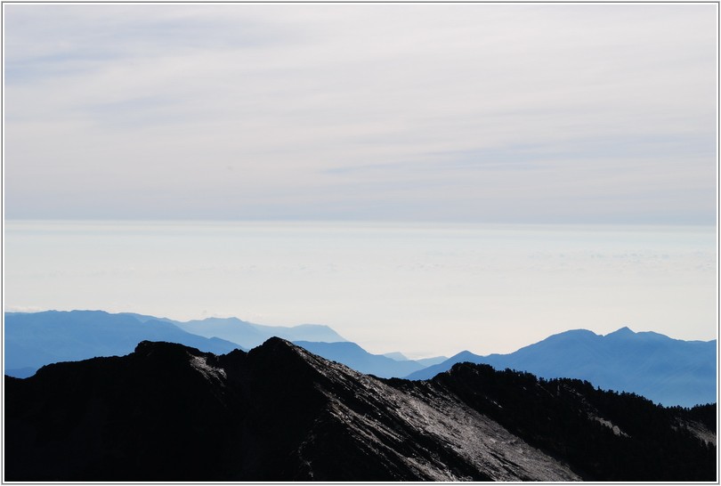 2012-07-13 07-53-39從南湖大山看南湖東峰.JPG